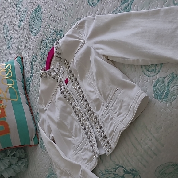 EUC Chicos embellished white Jean jacket. It is cropped. - Picture 4 of 4